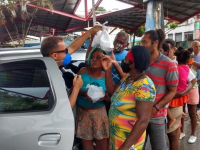 Entrega de refeições para moradores de rua