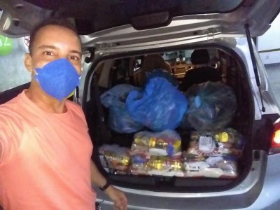 Entrega de roupas e alimentos